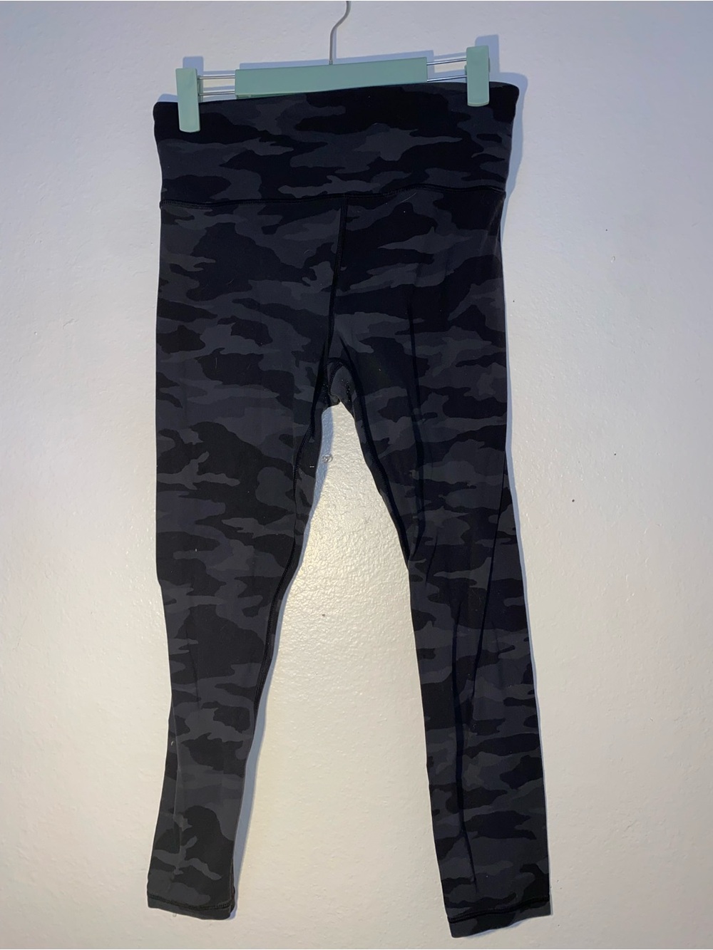 Athleta women’s size medium camo print workout leggings